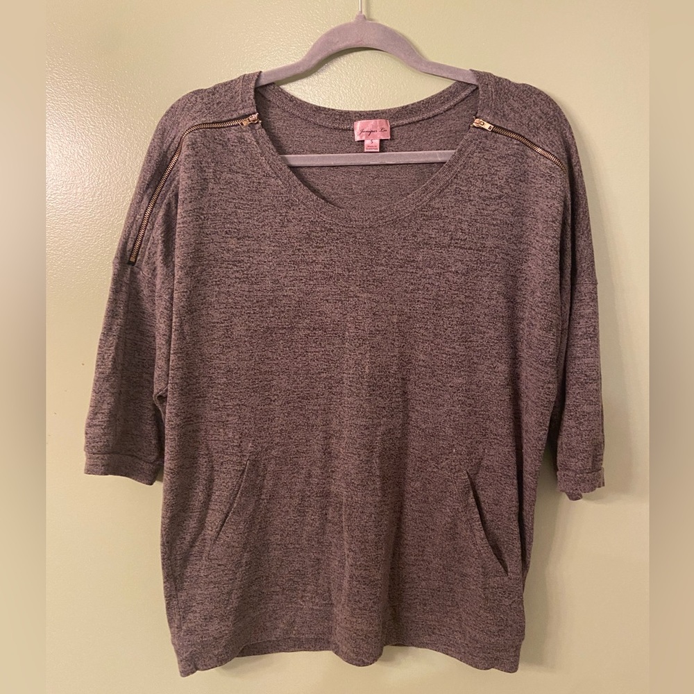 Juniper Ln Lightweight Gray Top with Pockets and Zippers on shoulder Size small